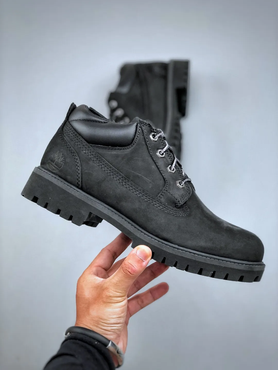 Local pick-up 💰560 supports store release and returns in season. The world's leading outdoor brand Timberland/Timberland Men's Classic Oxford Waterproof Boots men's low-top waterproof desert workwear casual Martin low boots Size: Men/39.5 40 41 42 43 44 (leather shoe size: one size larger than sports shoes!) Original hardware molded shoelace buckle New upgrade of top-notch craftsmanship Original factory in Zhongshan. Original imported waterproof leather. Injection-molded outsole. Dynamic water-repellent when folded horizontally. Original uniform full frosted leather collar. Full cow lining. Brand new original packaging shoe box. Exclusive supply in the market.